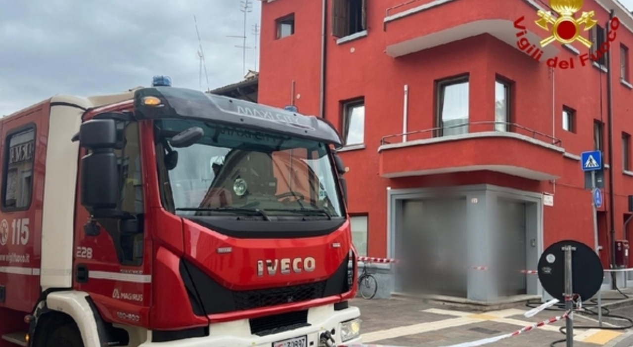 incendio in un appartamento muore una donna l allarme del vicino la presa difettosa e le fiamme il ricordo la sua casa era piena di libri