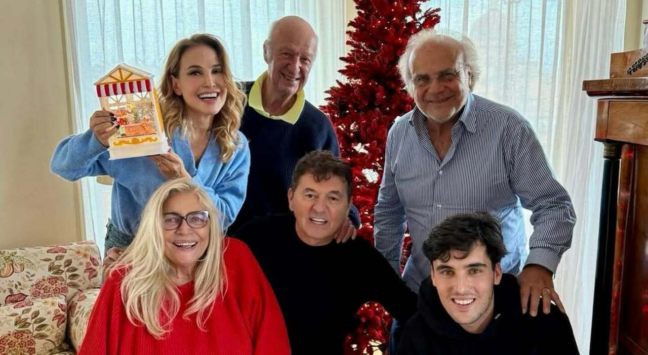 https://statics.cedscdn.it/photos/MED_HIGH/2025/12/24/9263925_24173030_barbara_d_urso_festeggia_natale_casa_mara_venier_jerry_cala_nicola_carraro_teo_mammuccari_foto.jpg