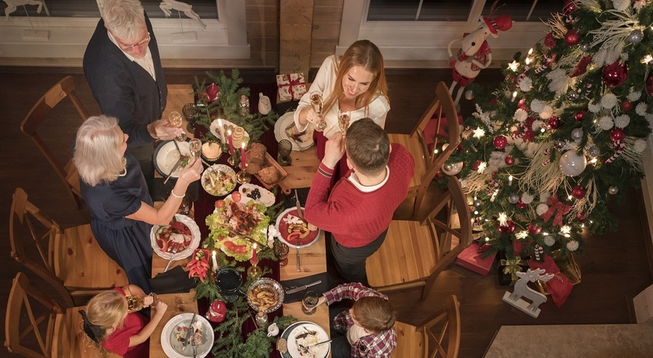 https://statics.cedscdn.it/photos/MED_HIGH/2025/12/25/9264036_25082745_people_enjoying_festive_christmas_dinner_together.jpg