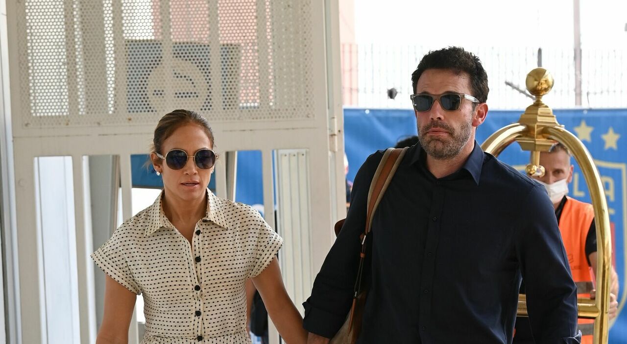 https://statics.cedscdn.it/photos/MED_HIGH/2025/12/25/9264232_25162902_ben_affleck_jennifer_lopez_insieme_shopping_natale_sono_tornati_insieme_cosa_sappiamo_oggi_2_.jpg