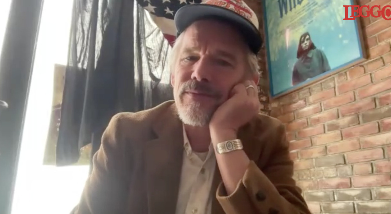 https://statics.cedscdn.it/photos/MED_HIGH/2025/12/26/9264391_26085656_ethan_hawke_blue_moon_video_intervista.jpg