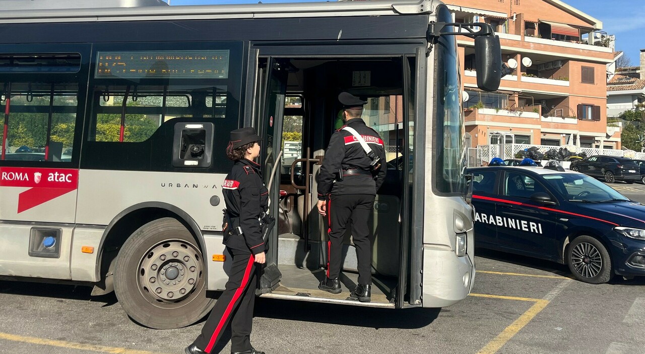 https://statics.cedscdn.it/photos/MED_HIGH/2025/12/26/9264564_26113255_i_carabinieri_intervenuti_bus.jpg