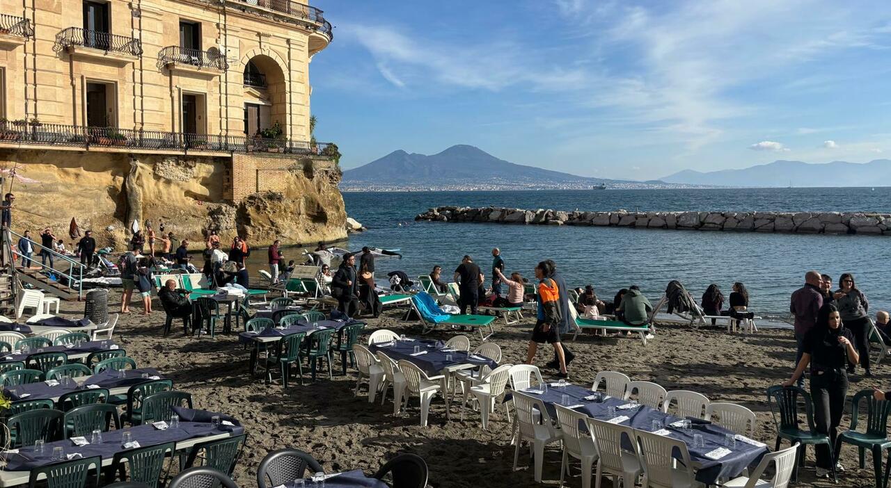 napoli spiagge e lungomare invasi da turisti e cittadini folla in citt224 per santo stefano
