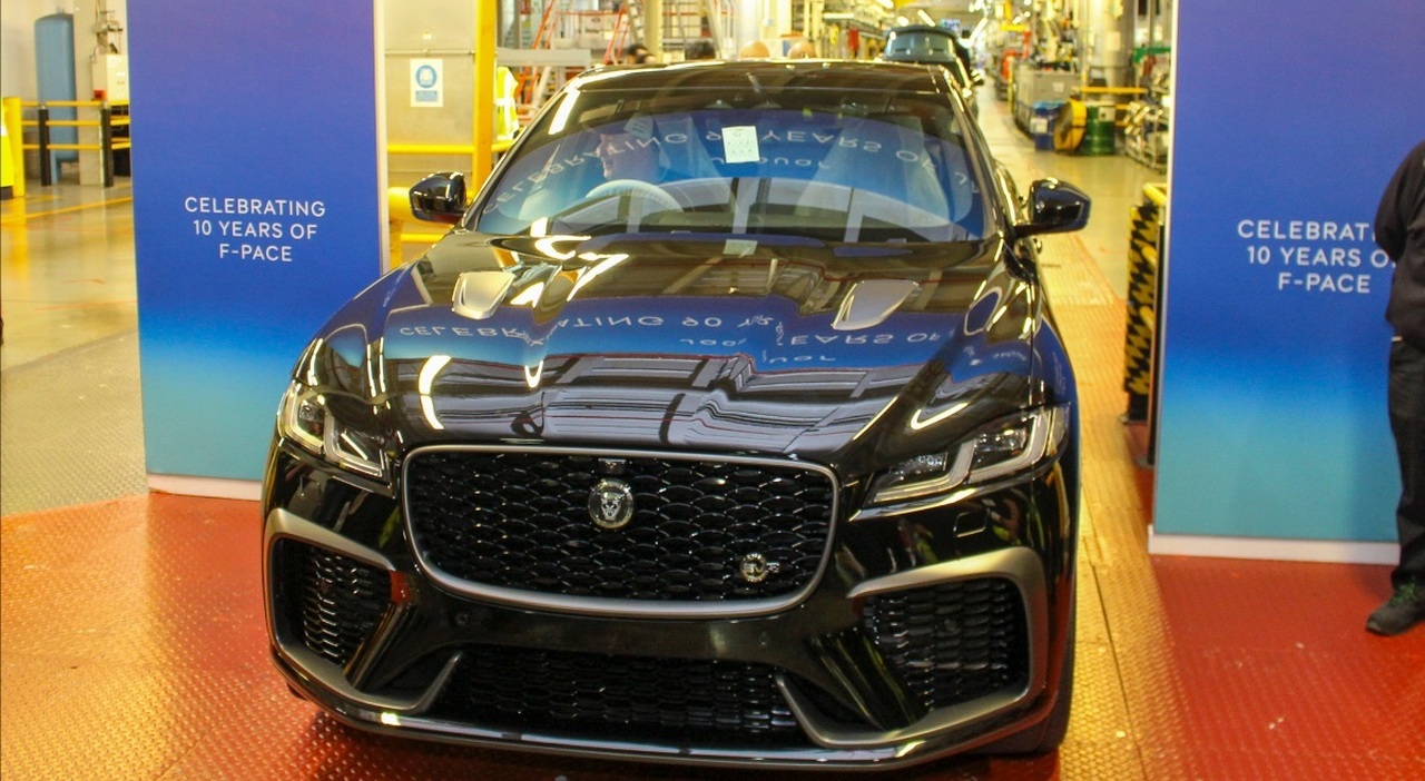 Nello stabilimento di Solihull, in Inghilterra, &egrave; stata prodotta l'ultima Jaguar F-Pace, che chiude l'era dei veicoli a combustione interna per il brand