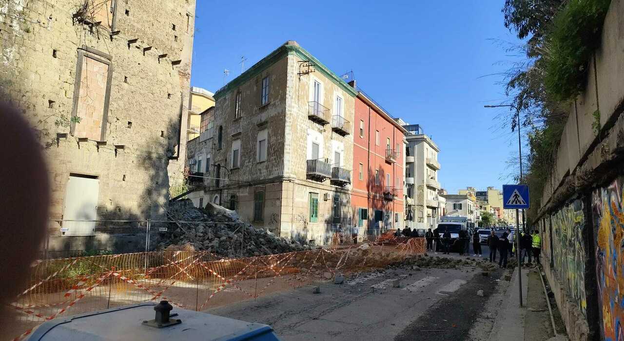 bagnoli crolla un palazzo abbandonato le immagini