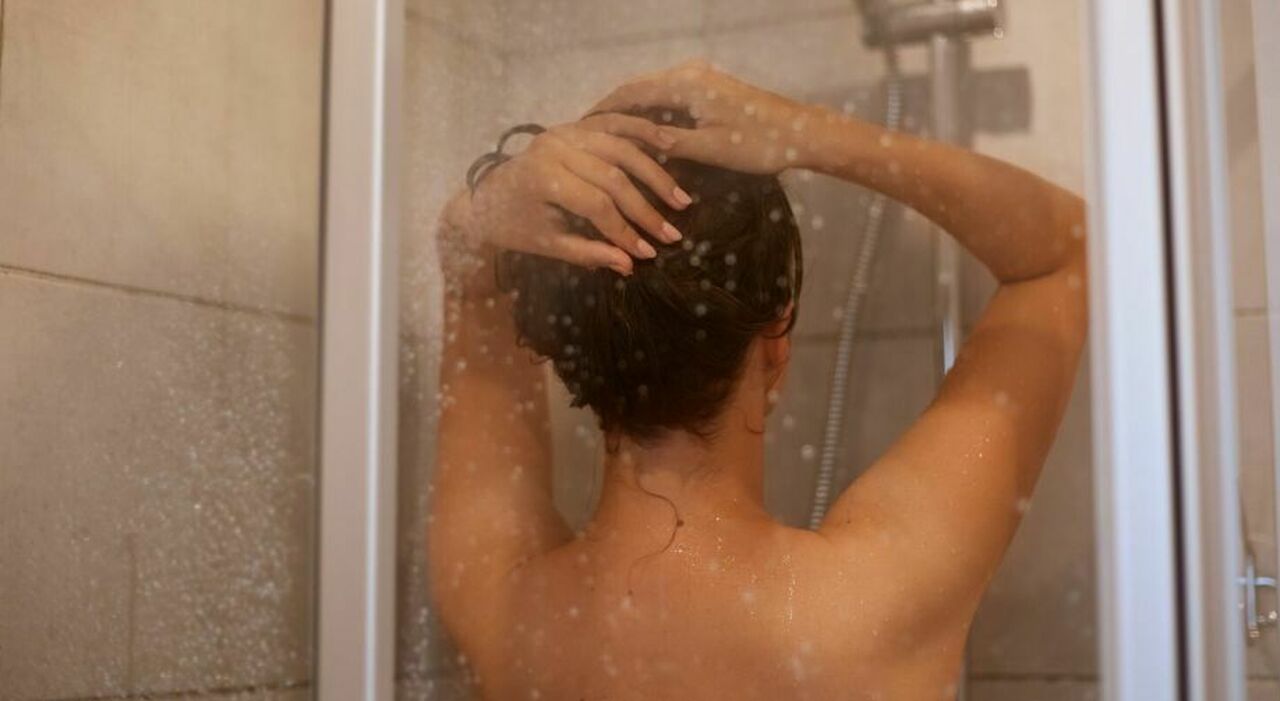 https://statics.cedscdn.it/photos/MED_HIGH/2025/12/27/9266282_27135929_quando_e_meglio_fare_la_doccia_la_sera_o_la_mattina_benefici_salute.jpg