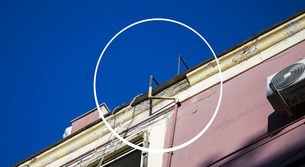 napoli quartieri spagnoli nuovo crollo si stacca il cornicione sfiorata una tragedia da Ilmattino.it napoli quartieri spagnoli nuovo crollo si stacca il cornicione sfiorata una tragedia