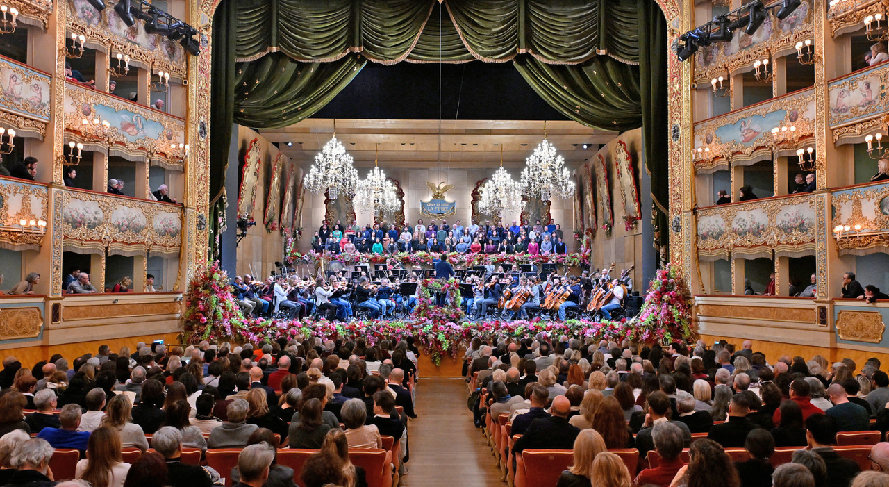 https://statics.cedscdn.it/photos/MED_HIGH/2025/12/29/9269813_29212626_fenice_concerto_capodanno_programma_venezia.jpg
