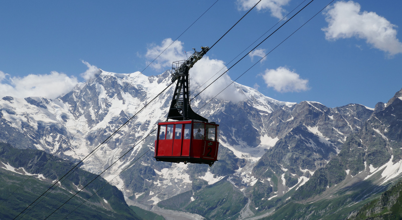 incidente in funivia a macugnaga a 2800 metri di altitudine due feriti 90 persone bloccate anche bambini da Leggo.it incidente in funivia a macugnaga a 2800 metri di altitudine due feriti 90 persone bloccate anche bambini