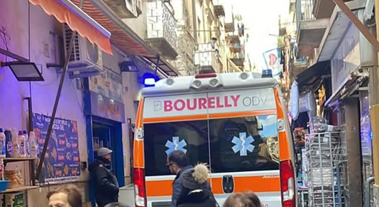 Torre del Greco. Uomo colpito da infarto tra la folla, la polizia ...