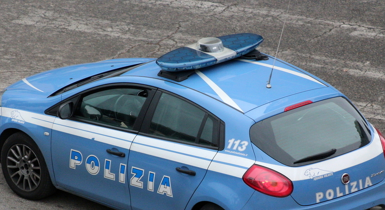 tenta di uccidere la ex fidanzata lei a terra in fin di vita mentre lui sporco di sangue chiacchiera con l amico