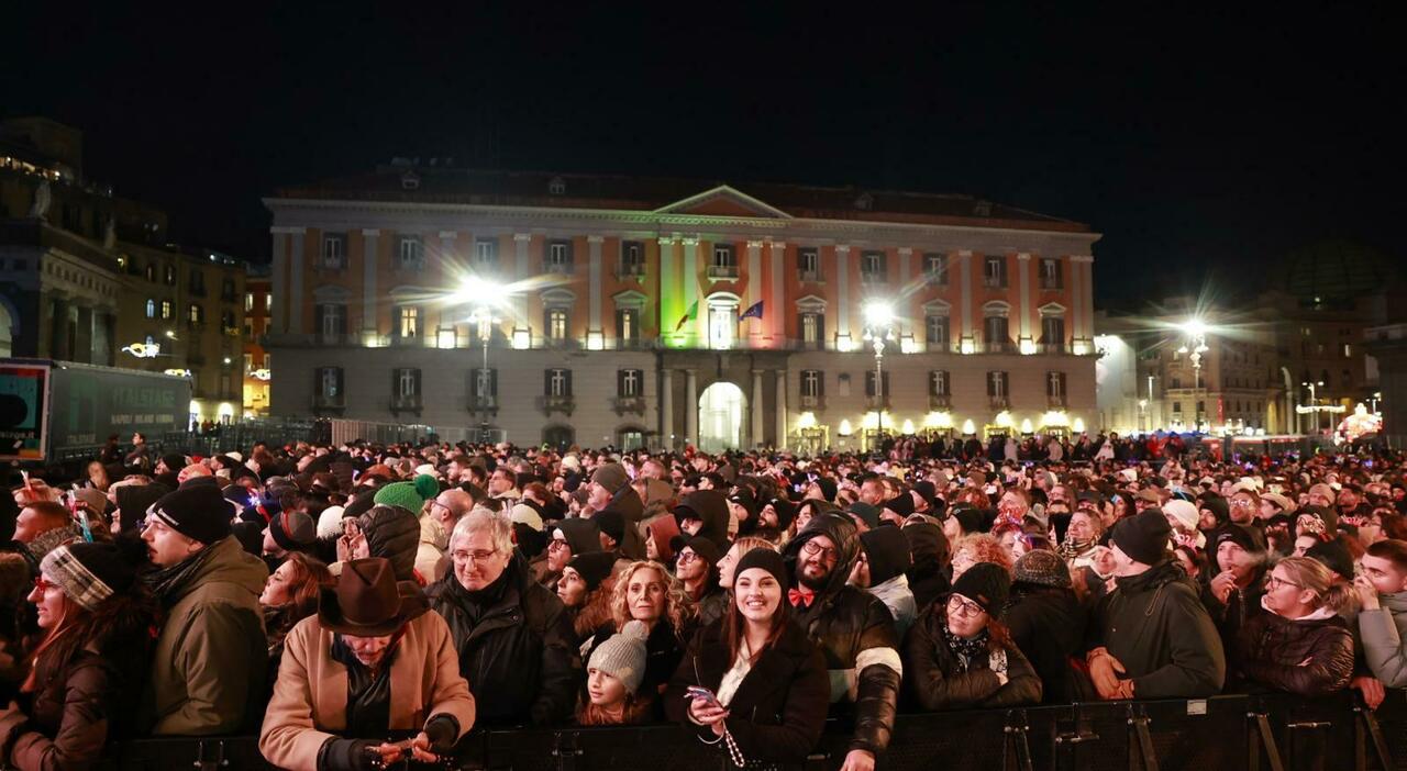 Napoli, è festa in una piazza del Plebiscito strapiena per il Capodanno Napoli, è festa in una piazza del Plebiscito strapiena per il Capodanno
