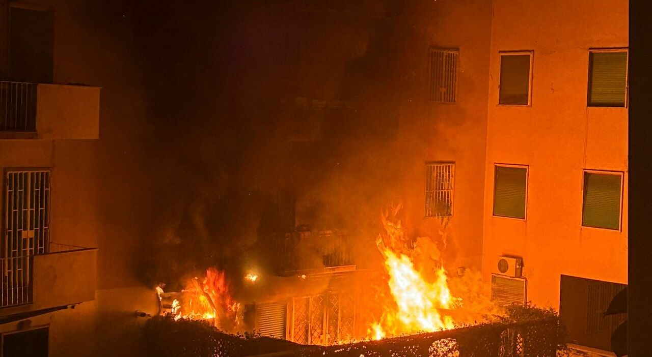 Napoli, incendio la notte di Capodanno al Vomero: in fiamme il terrazzo di una casa