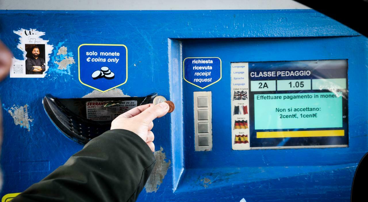 Rincaro in Tangenziale a Napoli, l?odissea delle monetine: «Introvabili 5 centesimi» Rincaro in Tangenziale a Napoli, l?odissea delle monetine: «Introvabili 5 centesimi»