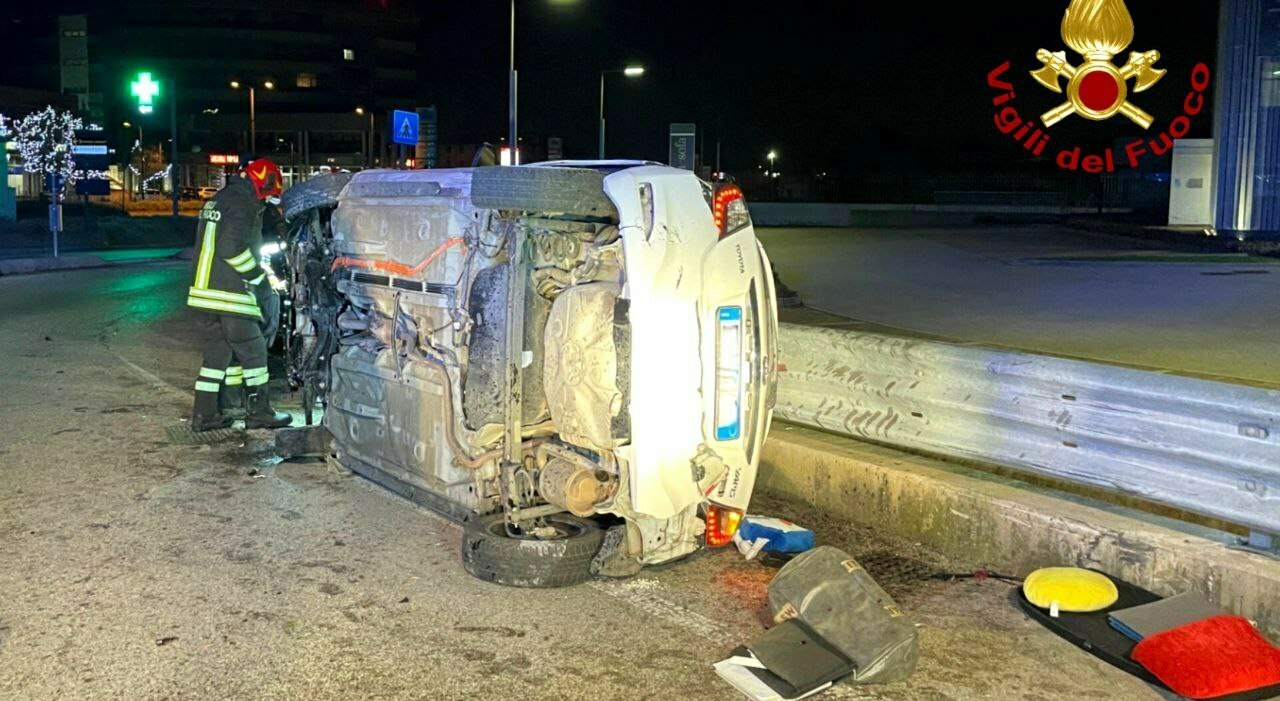 https://statics.cedscdn.it/photos/MED_HIGH/2026/01/04/9278656_04174959_incidente_rotonda_via_tito_speri_auto_si_ribalta_cassola.jpg