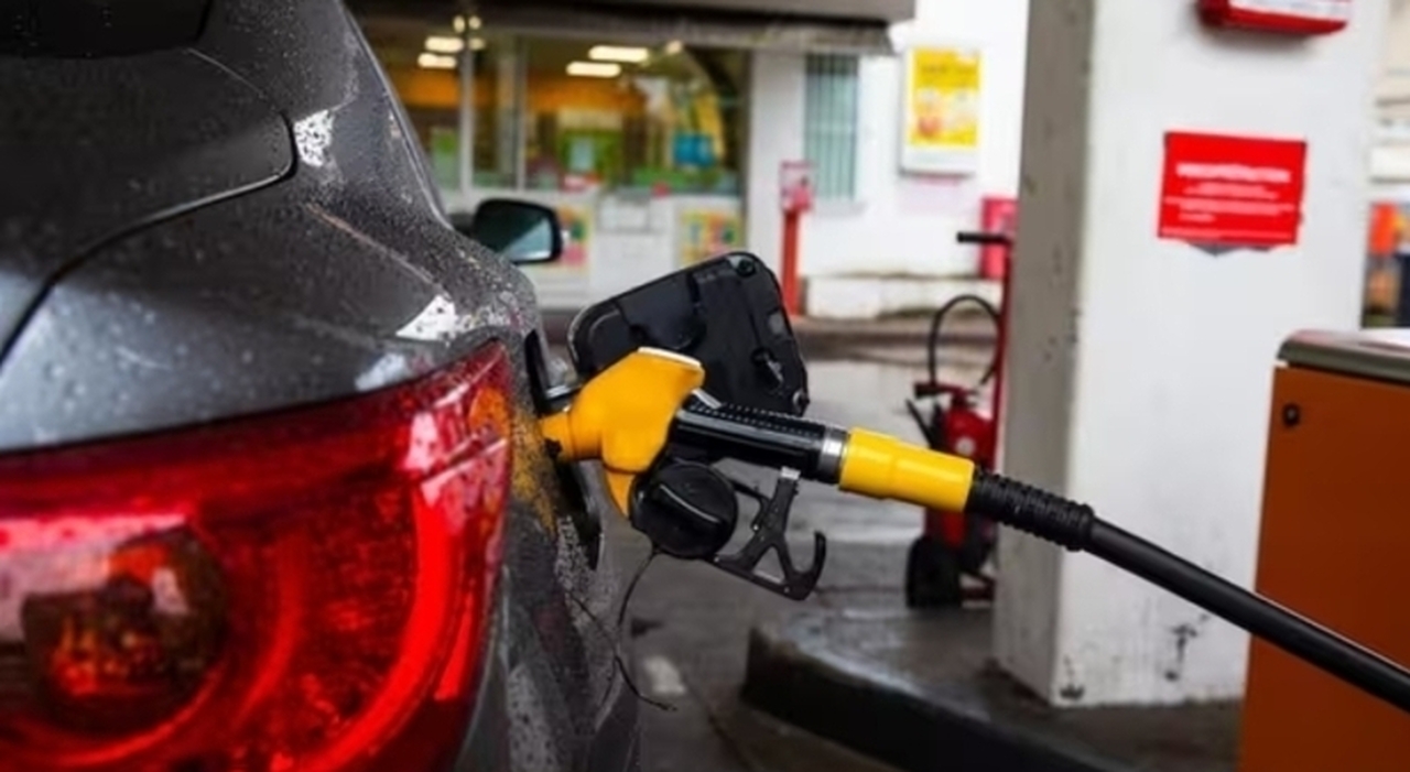 prezzo della benzina calo storico nuovo minimo dal 2021
