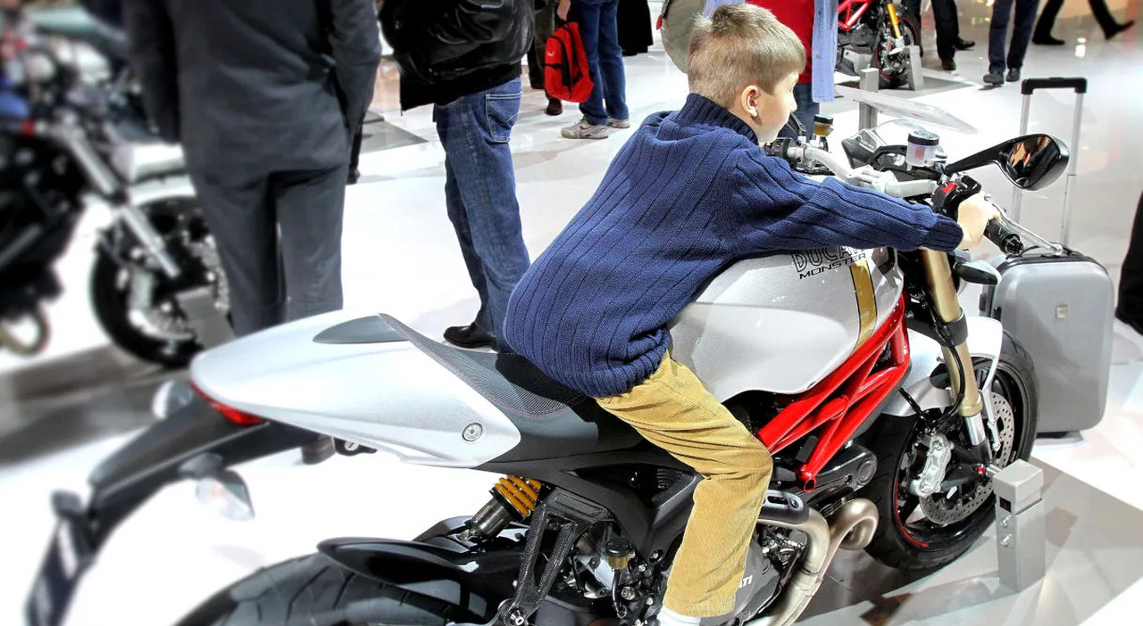 Un bambino in sella ad una moto ad Eicma 2025