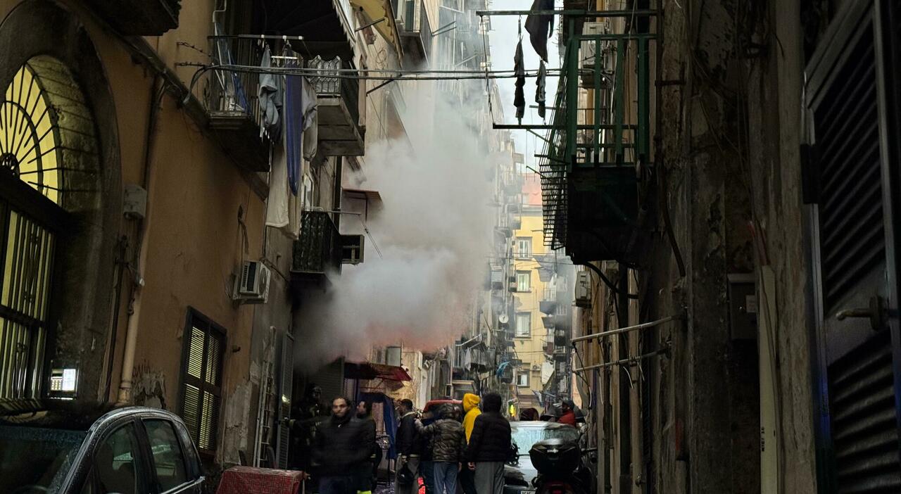napoli scoppia incendio in una palazzina ai quartieri spagnoli persone in ospedale per intossicazione