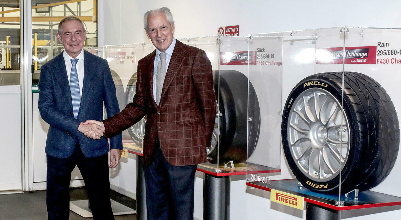 Adolfo Urso e Marco Tronchetti Provera durante la visita all'area R&D dell'headquarter Pirelli a Milano