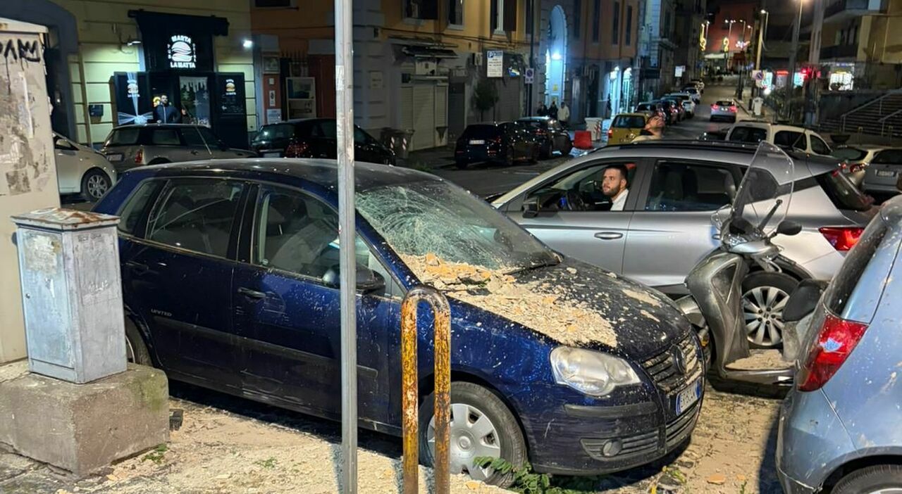 napoli crollo di un cornicione al vomero sfiorata la tragedia fuori da una pizzeria