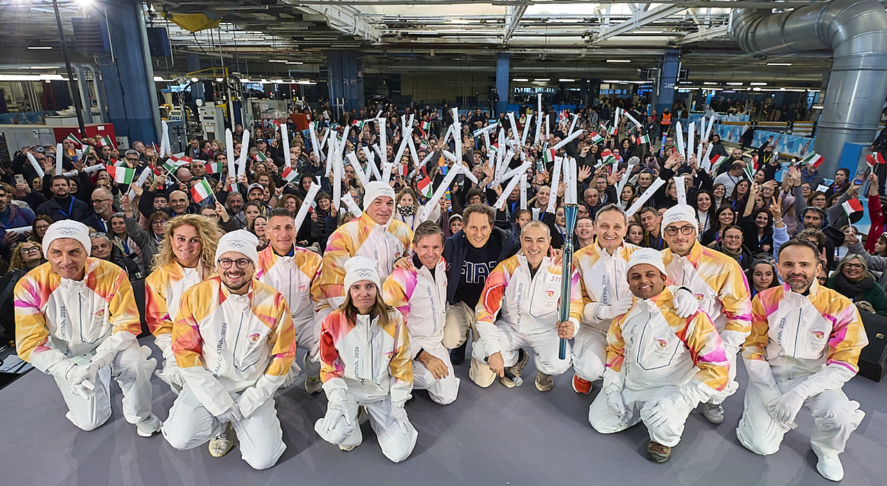 la Fiamma Olimpica di Milano Cortina allo stabilimento di Mirafiori con il top management di Stellantis