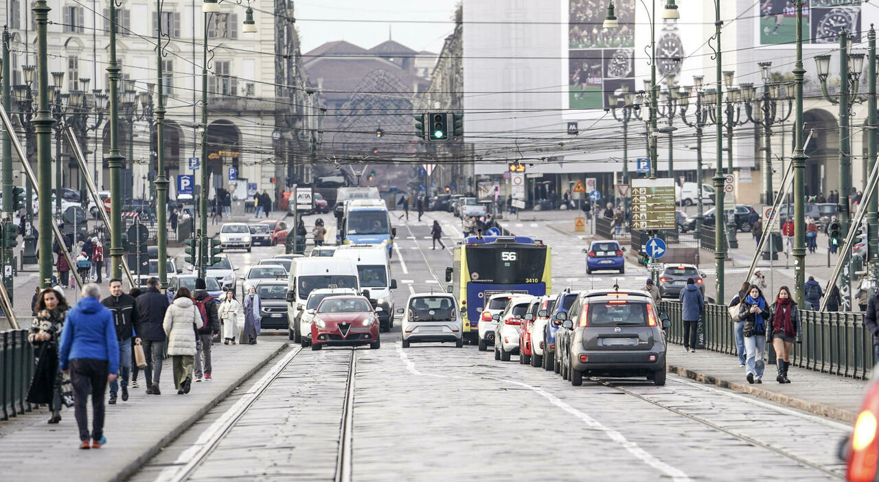 Peggiora la qualit&agrave; dell'aria a Torino e scattano di nuovo le misure di limitazione del traffico passeranno previste dal semaforo arancione.