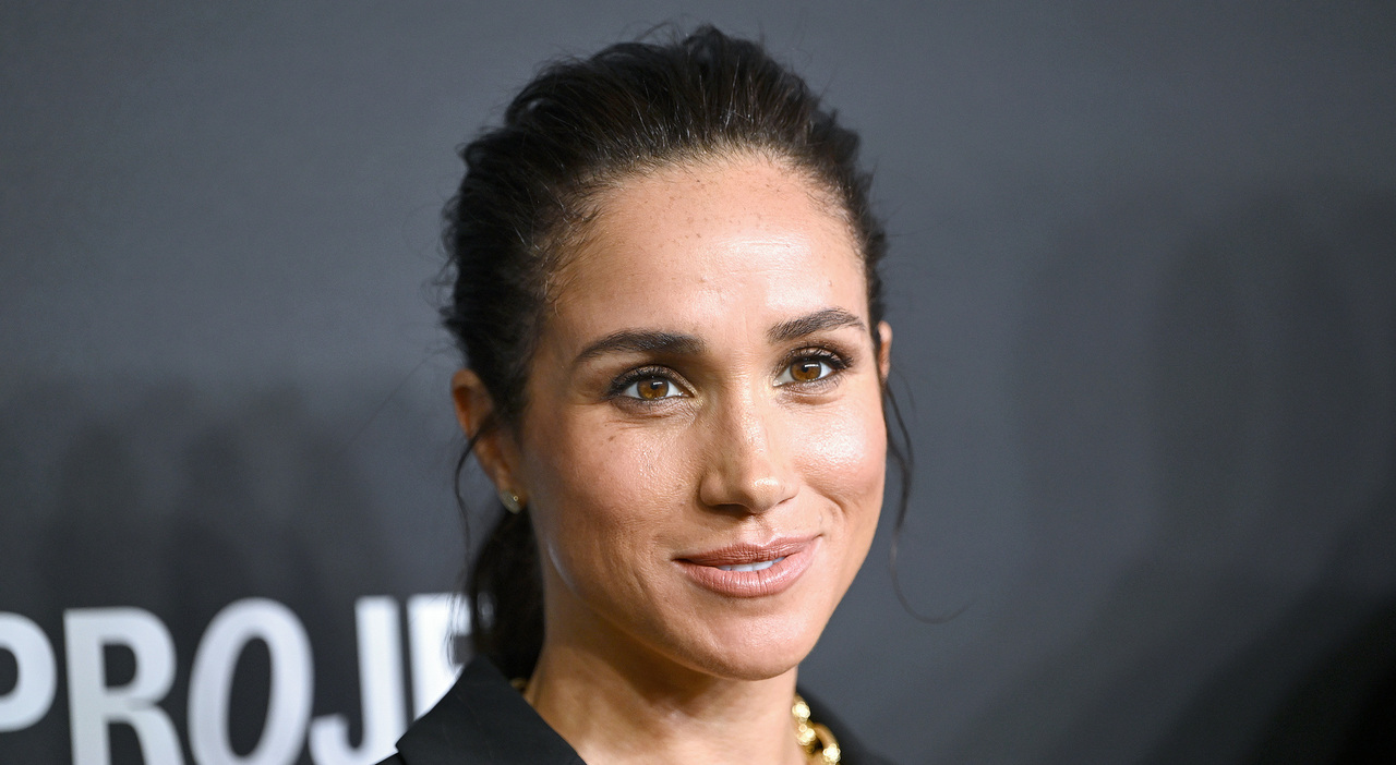 https://statics.cedscdn.it/photos/MED_HIGH/2026/01/12/9293336_12150723_meghan_torna_regno_unito_harry_frecciatina_condizione_markle.jpg