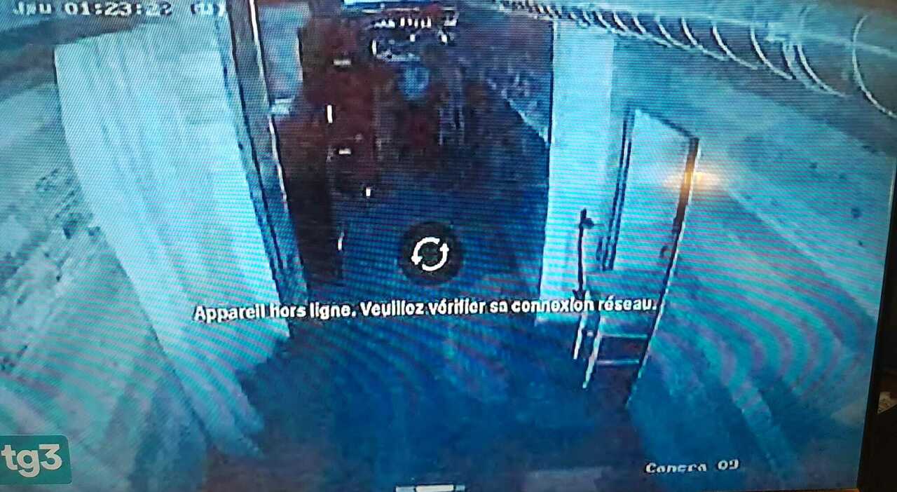 le constellation la porta di sicurezza bloccata con un tavolino il video che smentisce moretti un sopravvissuto era l orrore 200 persone cercavano la fuga