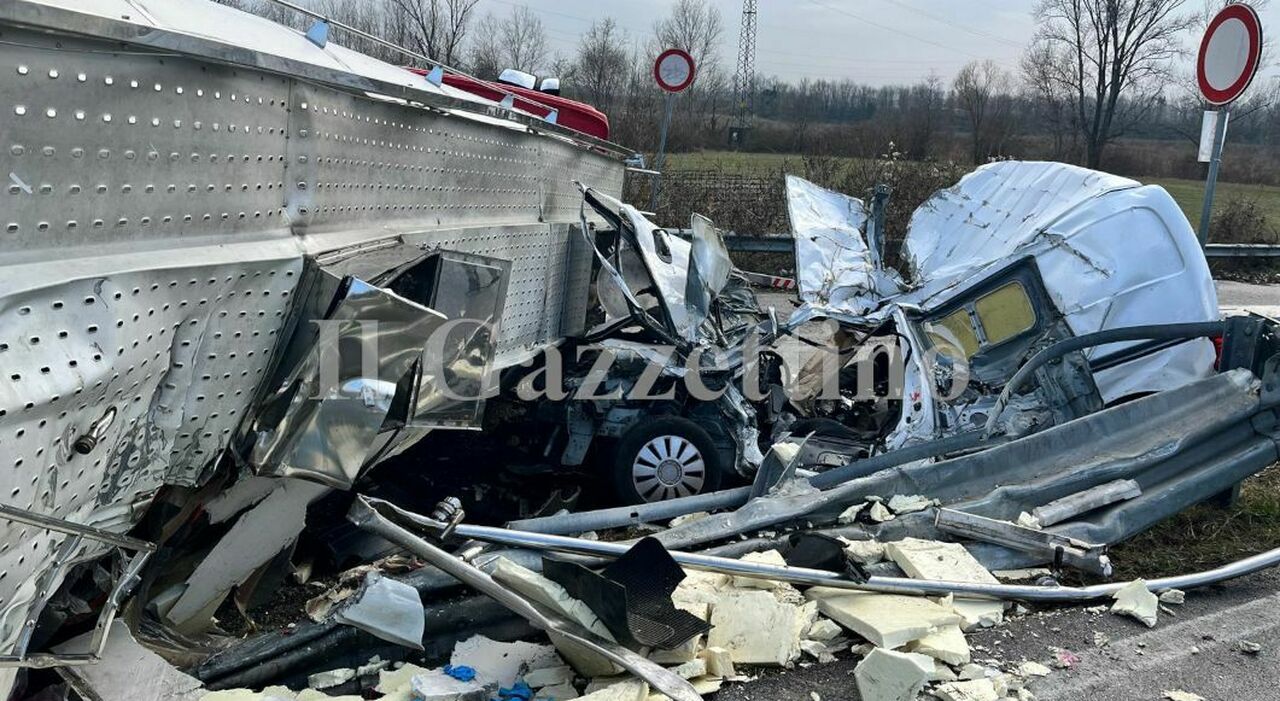 https://statics.cedscdn.it/photos/MED_HIGH/2026/01/14/9297274_14134151_incidente_frontale_auto_camion_ribaltato_doblo_62enne_morto_maserada.jpg