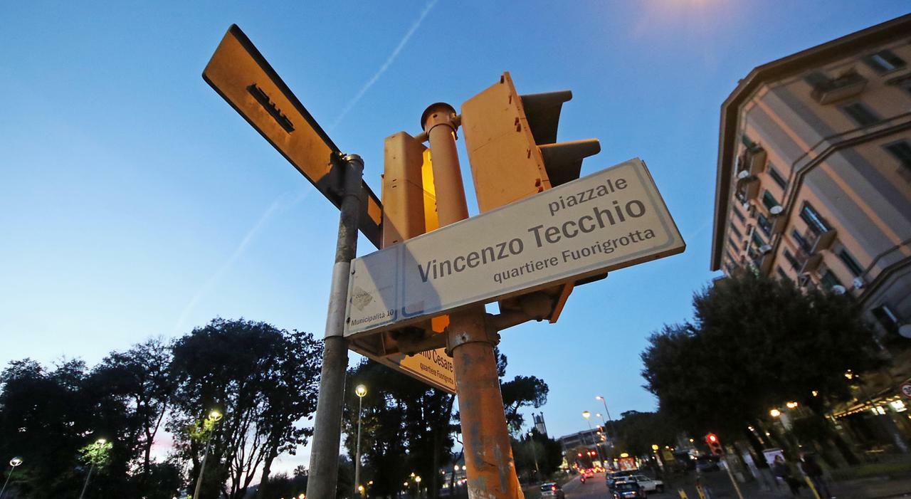 Napoli, colpita dal monopattino lanciato da una rampa: anziana ferita alla testa