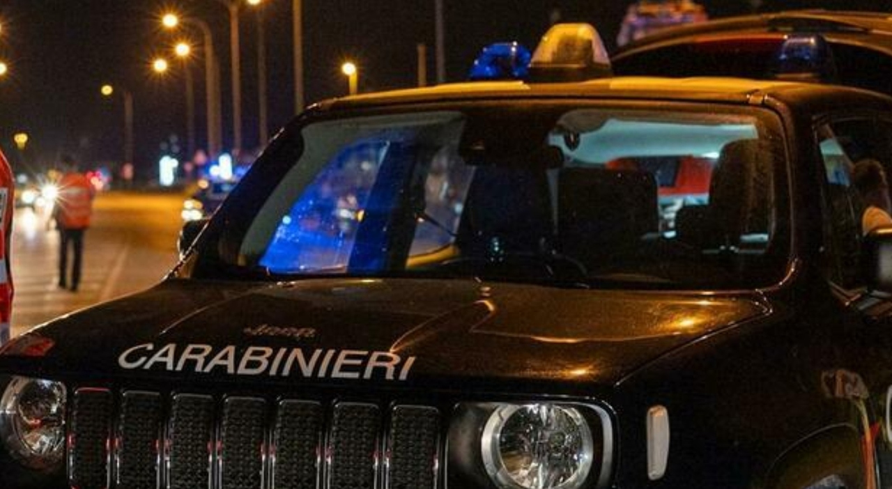 uomo ucciso con una coltellata alla gola in casa arrestato un giovane minacciava di suicidarsi