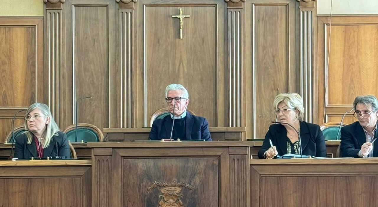 salerno il sindaco enzo napoli d224 le dimissioni che aprono la strada al ritorno di de luca