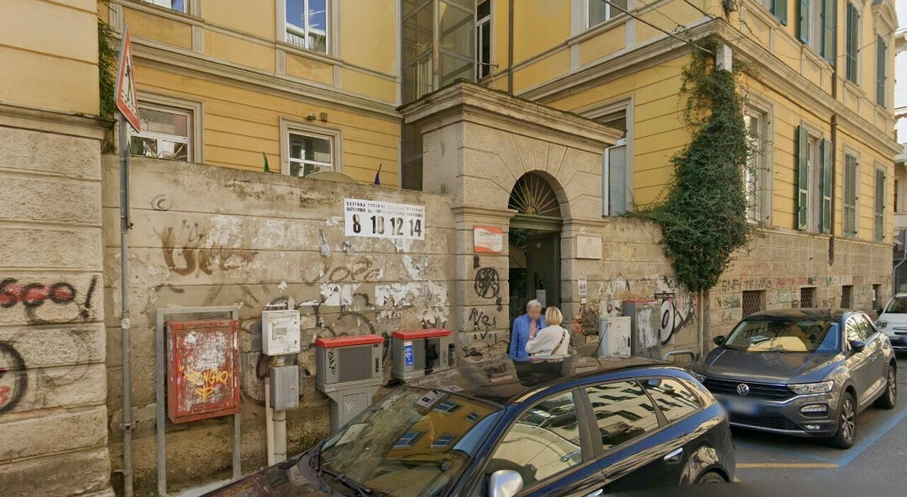 ragazzo di 18 anni accoltellato a scuola 232 gravissimo colpito da un altro studente l orrore a la spezia