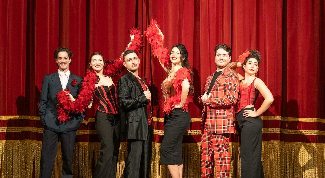 Turisti/spettatori scoprono la nascita della mossa e la storia della sala