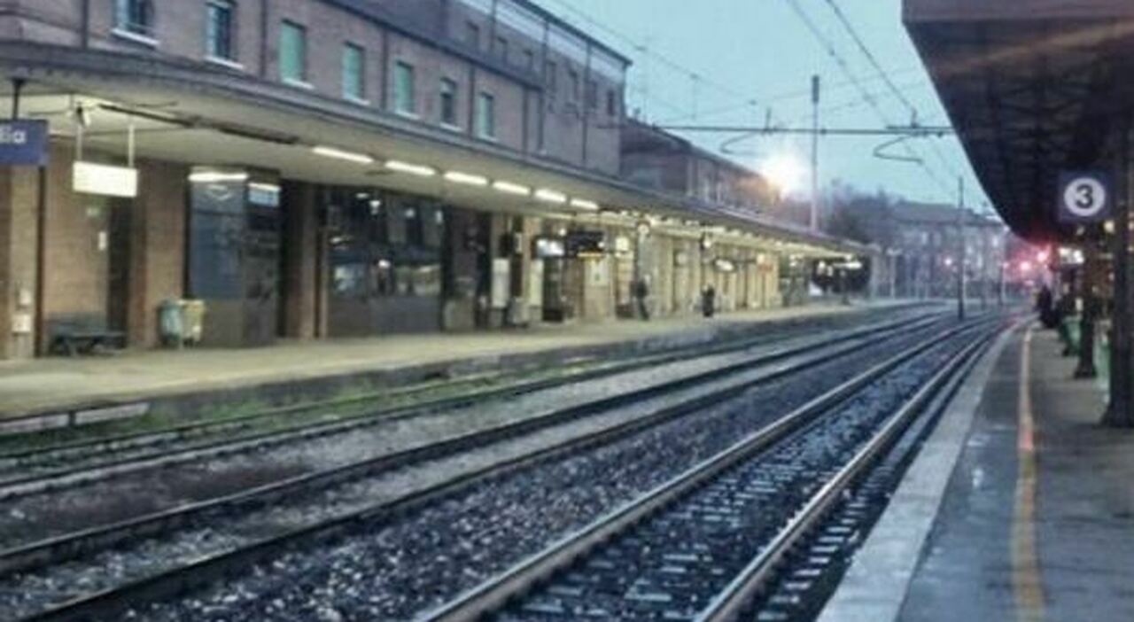 https://statics.cedscdn.it/photos/MED_HIGH/2026/01/17/9303294_17090334_investito_treno_reggio_emilia_ritardi_treni_orari_tratte_linee_ferme.jpg