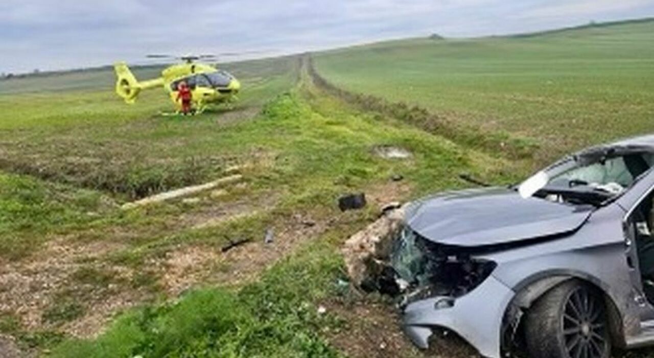 incidente mortale sulla provinciale auto fuori strada morti due ragazzi