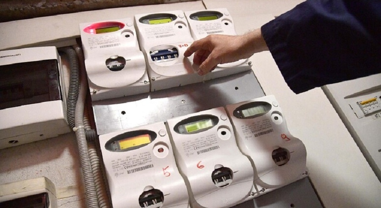 Bollette pazze di luce e gas, le nuove regole Arera per i reclami: rimborsi più ricchi e assistenza veloce