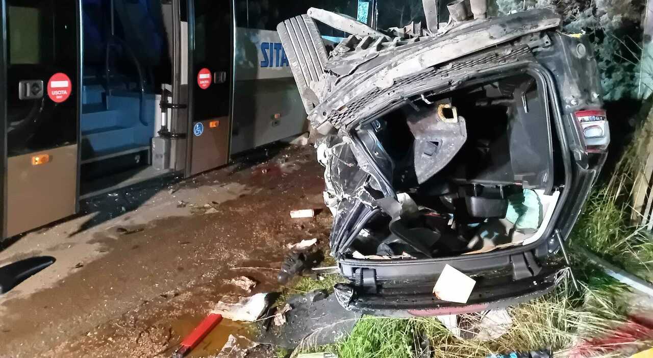 Schianto tra due auto e un bus, terribile incidente: morti due giovani fidanzati
