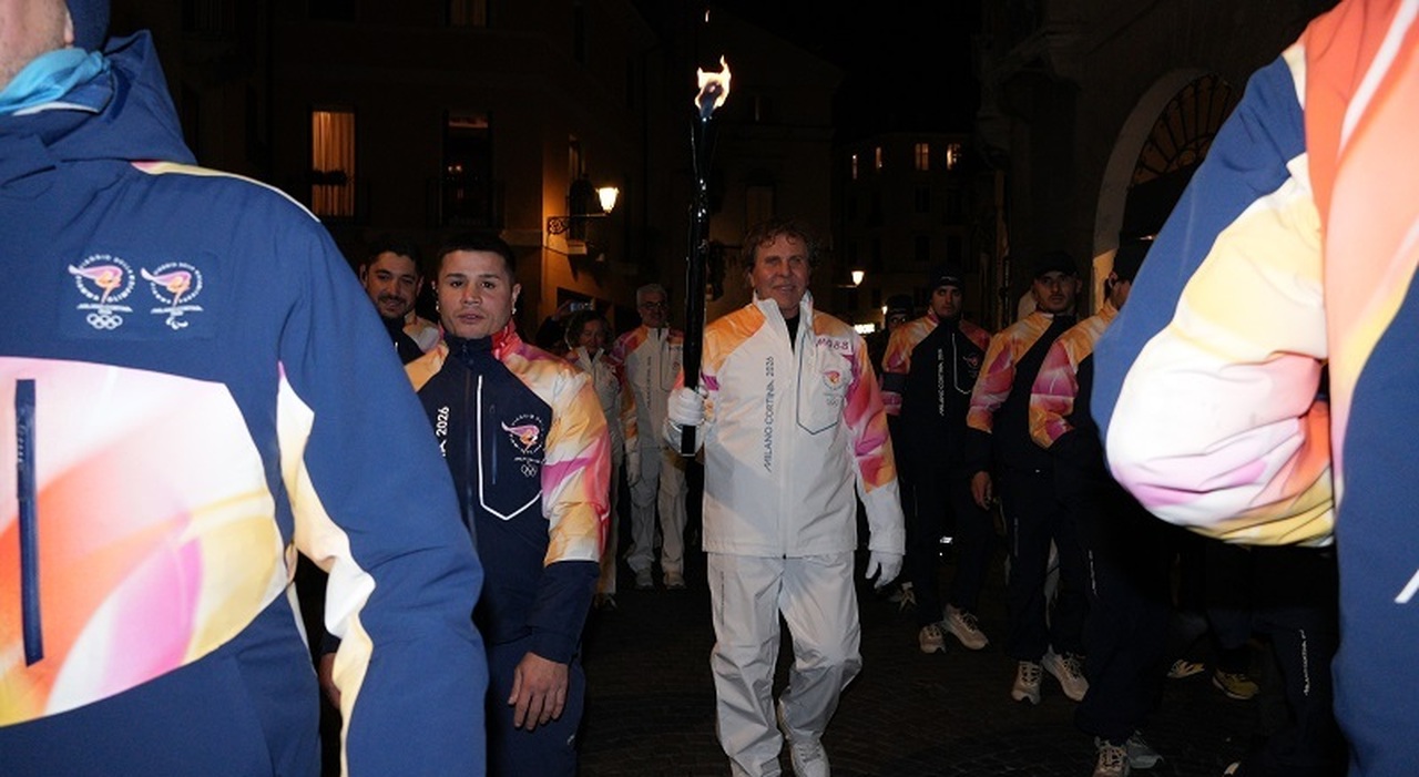 https://statics.cedscdn.it/photos/MED_HIGH/2026/01/20/9309498_20212723_fiamma_olimpica_piazza_signori_emozione_atleti.jpg