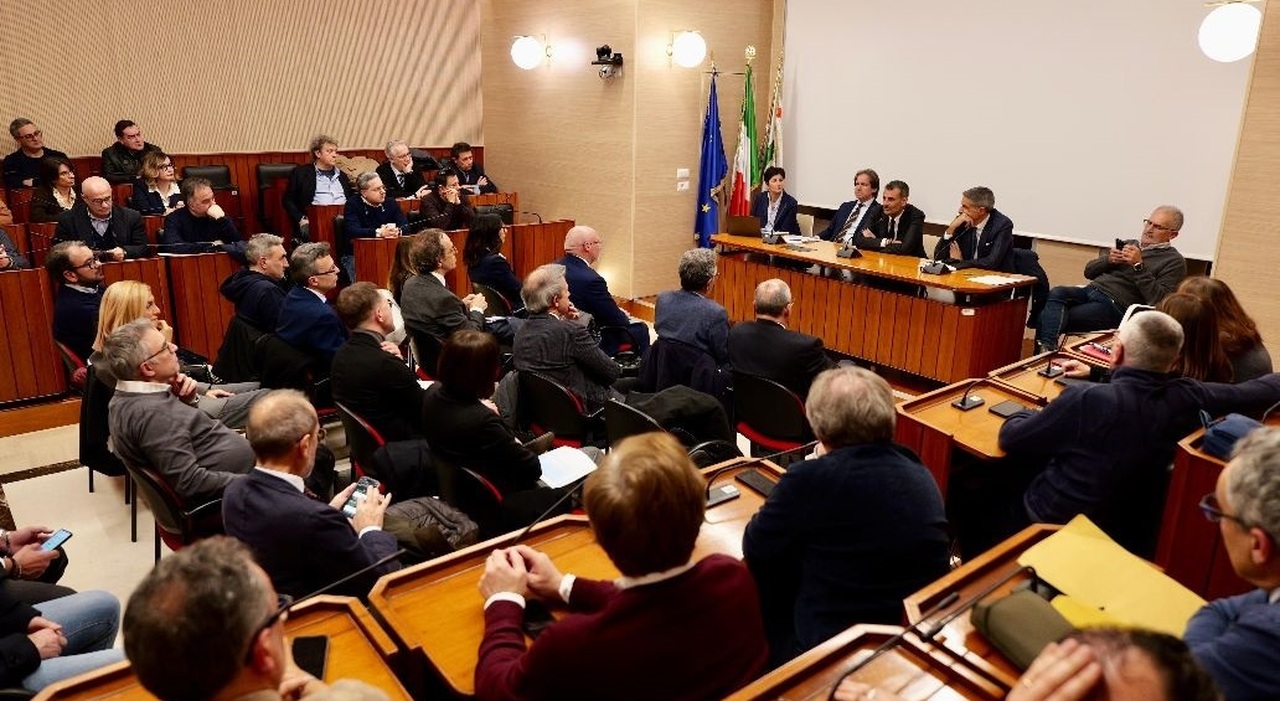 Buco nei conti delle Asl, incubo aumento tasse: Decaro studia il dossier