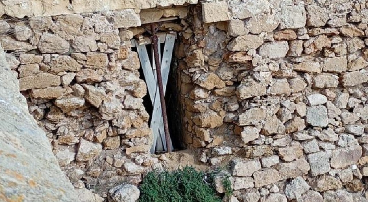 Gallipoli, crepe e degrado minacciano le mura: «Il restauro è fermo da anni»