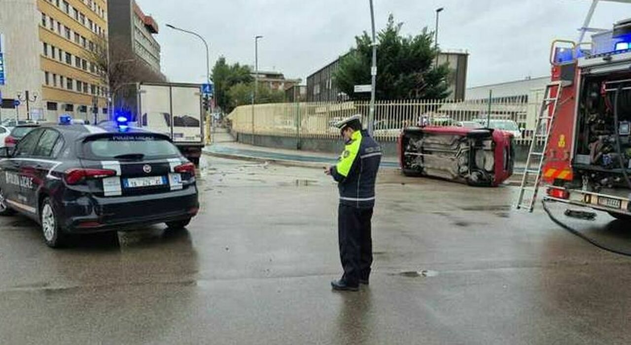 tragico incidente in citt224 scontro tra auto e furgone all incrocio muore una donna