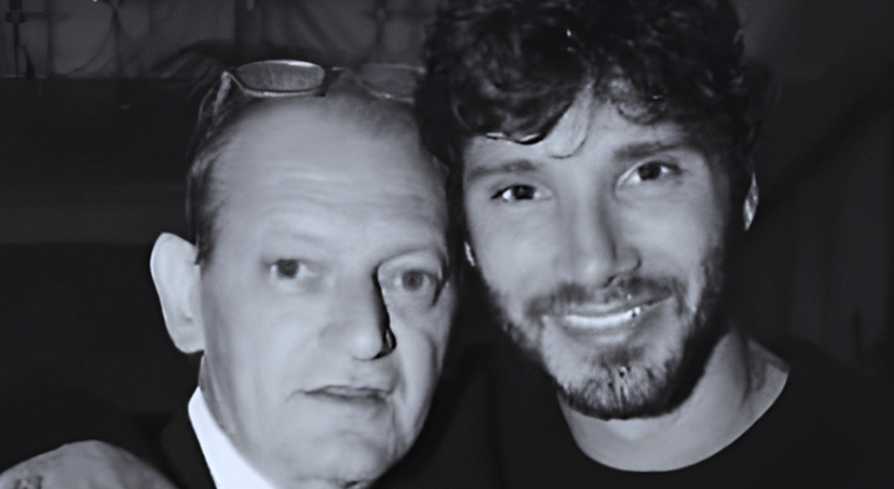 Il funerale di Enrico De Martino e il dolore di Stefano: «Sei stato il miglior papà». In chiesa gli amici di una vita