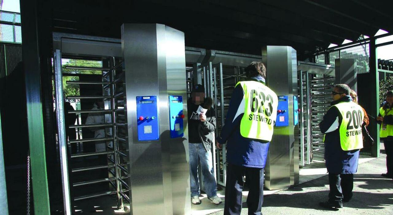 Stadi, stretta del Viminale: telecamere ai tornelli e curve da diecimila posti Stadi, stretta del Viminale: telecamere ai tornelli e curve da diecimila posti