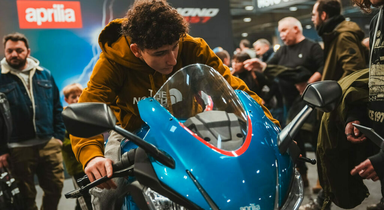 Un appassionato motociclista su una Aprilia