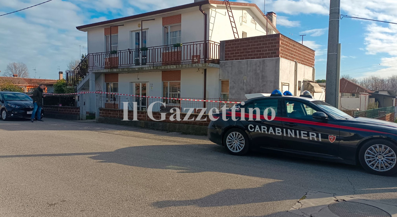 luigi codotti uccide la moglie luigia rossi colpendola in testa con un accetta poi prende un coltello e si toglie la vita sangue attorno all intera abitazione da Ilgazzettino.it luigi codotti uccide la moglie luigia rossi colpendola in testa con un accetta poi prende un coltello e si toglie la vita sangue attorno all intera abitazione