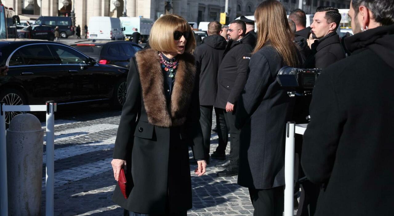 https://statics.cedscdn.it/photos/MED_HIGH/2026/01/23/9315393_23115737_funerali_valentino_anna_wintour_direttrice_vogue_chiesa_oggi.jpg
