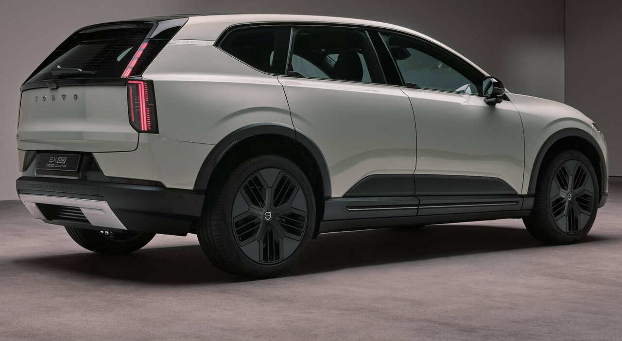 Volvo EX60 Cross Country