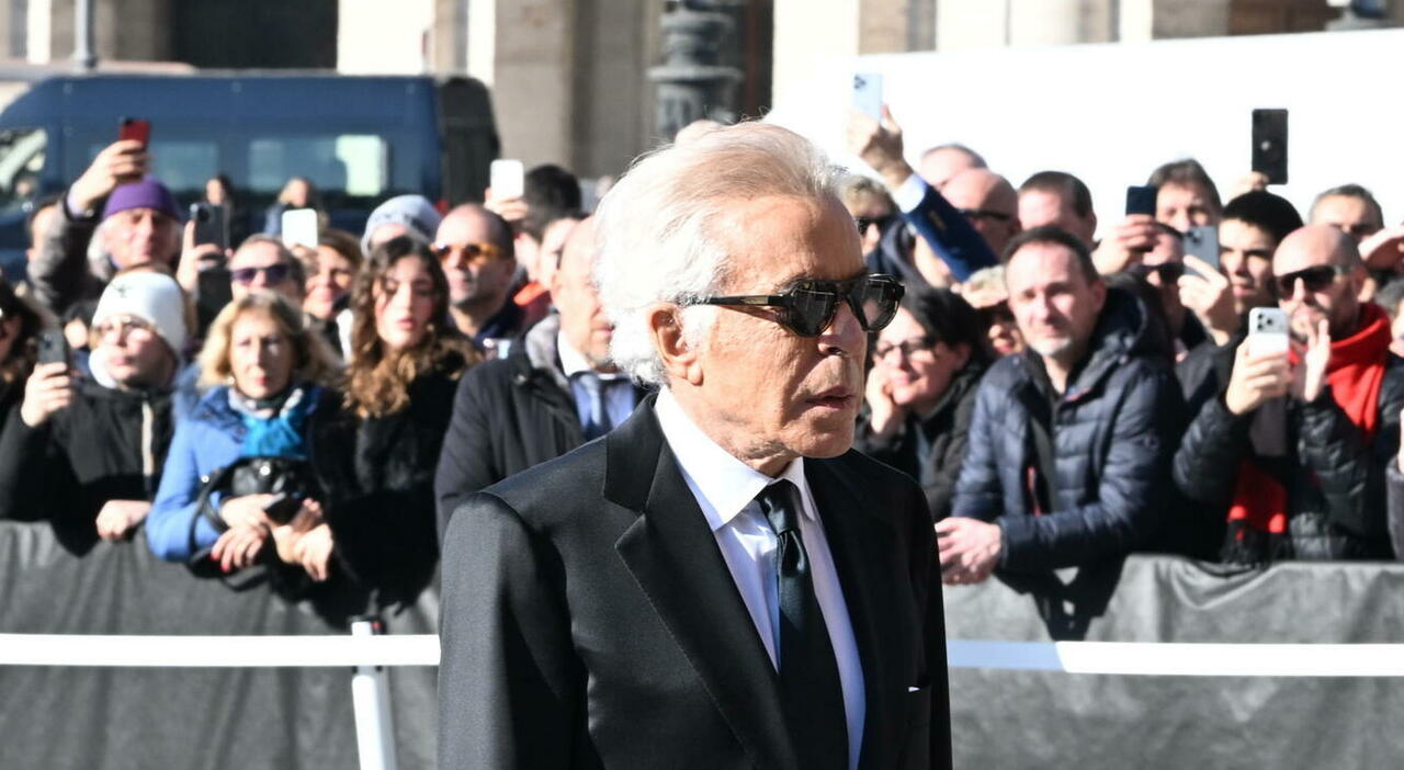 https://statics.cedscdn.it/photos/MED_HIGH/2026/01/23/9315440_23123921_valentino_giancarlo_giammetti_parla_funerale_cosa_ha_detto_oggi.jpg