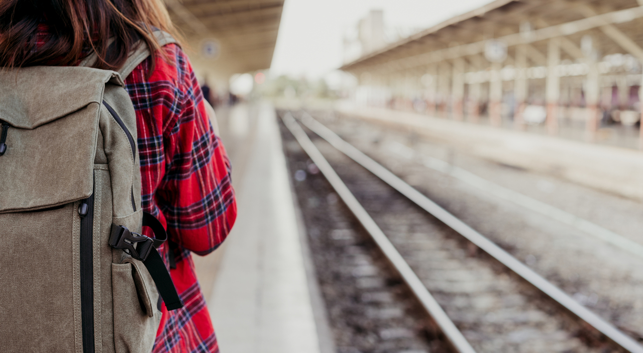 https://statics.cedscdn.it/photos/MED_HIGH/2026/01/24/9317258_24103030_young_asian_woman_backpacker_traveler_walking_alone_train_station_platform_with_backpack.jpg